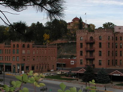 Hot Springs, SD : Minnekahta Block, Evans Hotel, with Veterans Affairs Medical Center atop the hill.