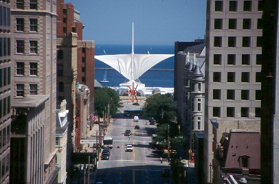 Milwaukee, WI : Wisconsin Avenue, Art Museum/Brise Soleil addition, Lake Michigan