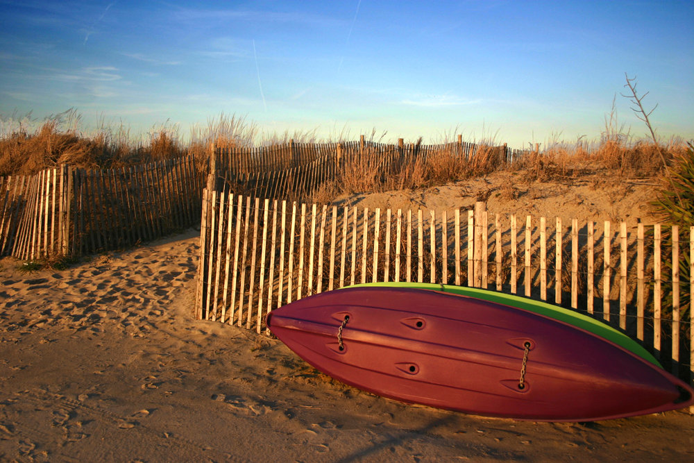Bethany Beach, DE : A visitor tot he Addy Sea Bed & Breakfast has left his kayak in the warm glow of sunset.