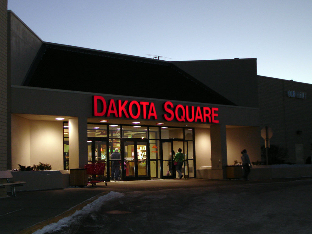 Minot, ND: Dakota Square mall enterance.