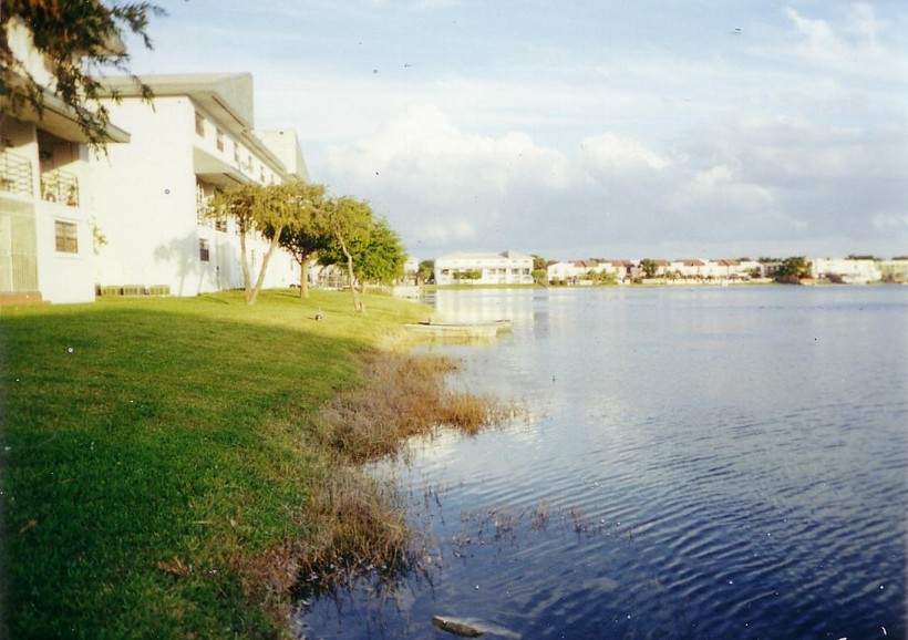 Hialeah, FL: This is where I used to live in Hialeah. It was called Vista de Lago.
