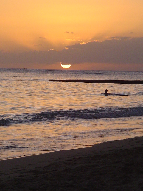 Honolulu, HI : WAIKIKI BEACH SUNSET