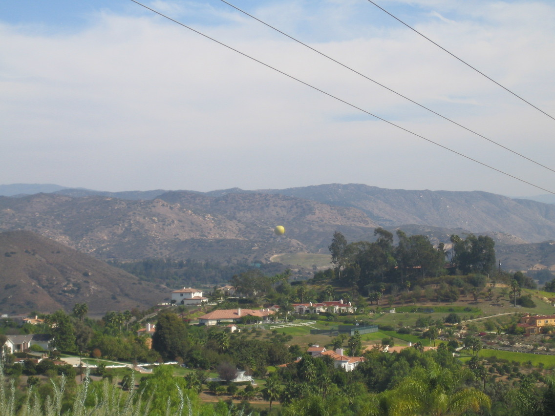 Escondido, CA: Yellow balloon above Wild Animal park 4,5 miles Southeast of center Escondido. Pictures made 11/02/2005.