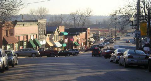 Parkville, MO: View heading South into Downtown