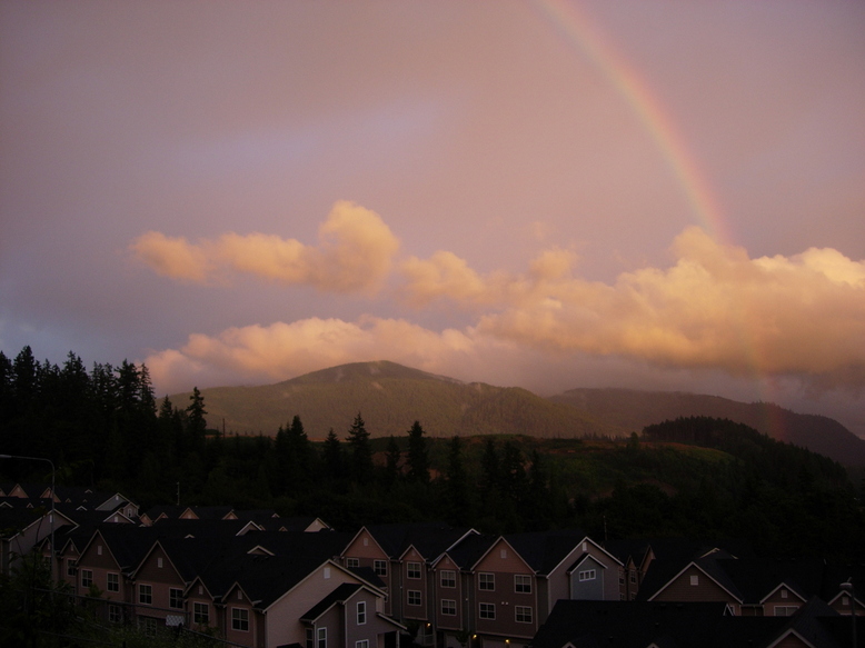Issaquah, WA: Somewhere Over the Rainbow . . . Issaquah Mountains