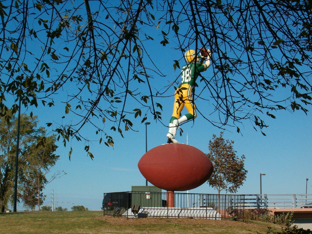 Green Bay, WI : Packer reciever statue