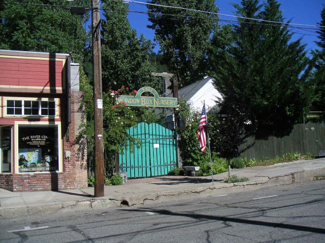 Dunsmuir, CA : The River Center and Window Box Nursery in Dunsmuir