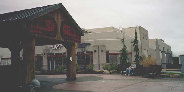 Redmond, WA : Benches outside Fred Meyer