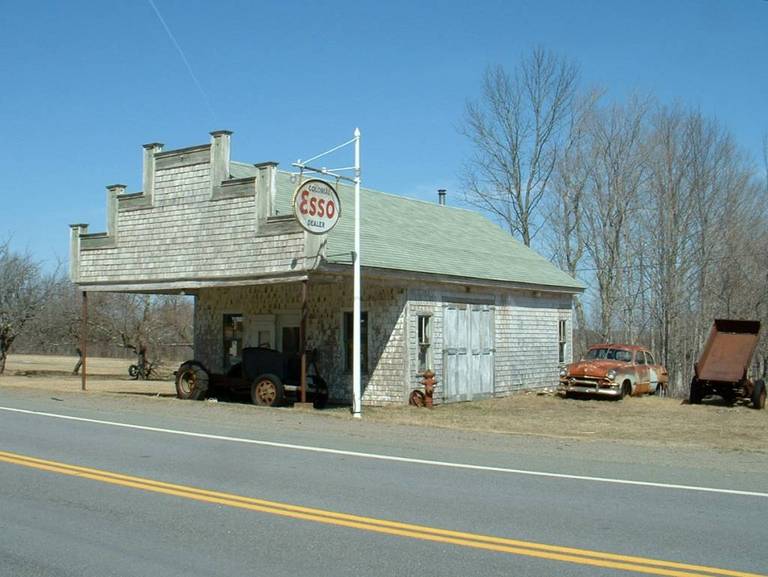 Princeton, ME: Old Filling Station On Route1 North Princeton
