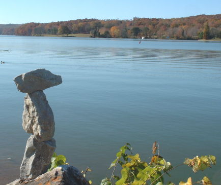 Kingston, TN : Rock sculpture watching over Watts Bar Lake in Kingston