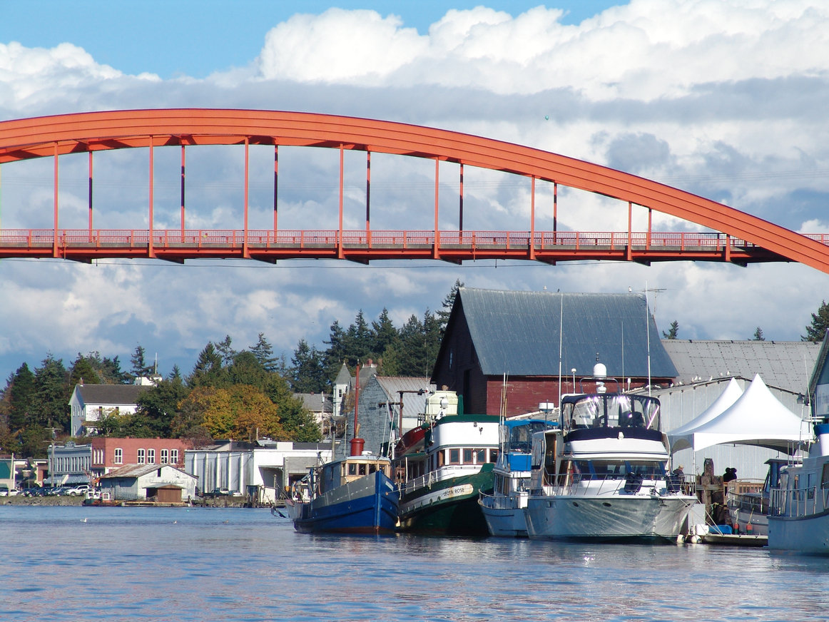 La Conner, WA: Landmark, Rainbow Bridge with boats on Swinomish Channel