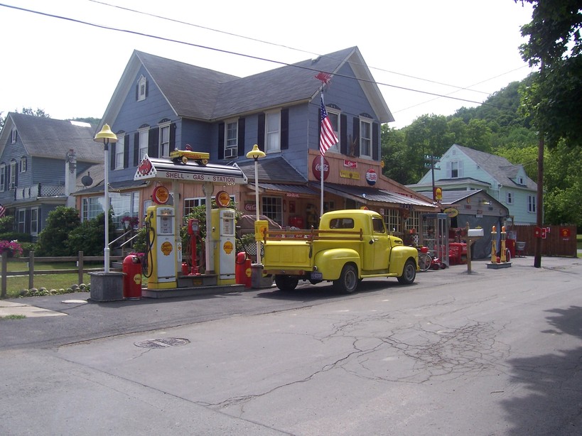 Hallstead, PA: Old Fashion Gas Station/Soda Pop Store