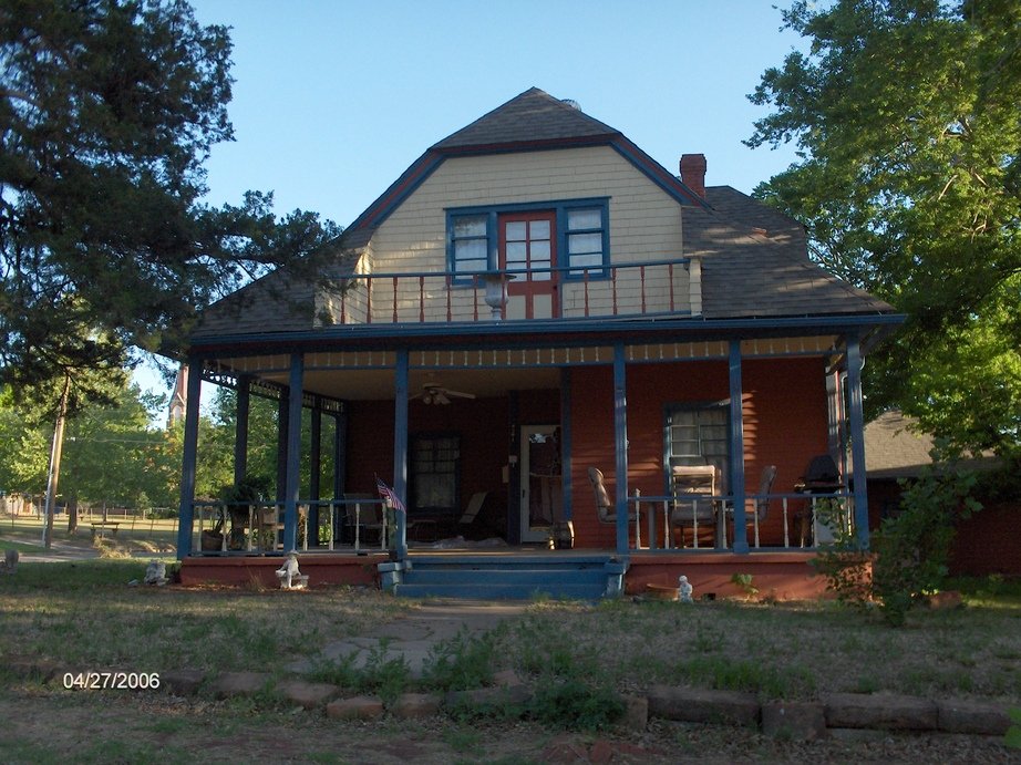 Guthrie, OK picture of historical victorian era house with