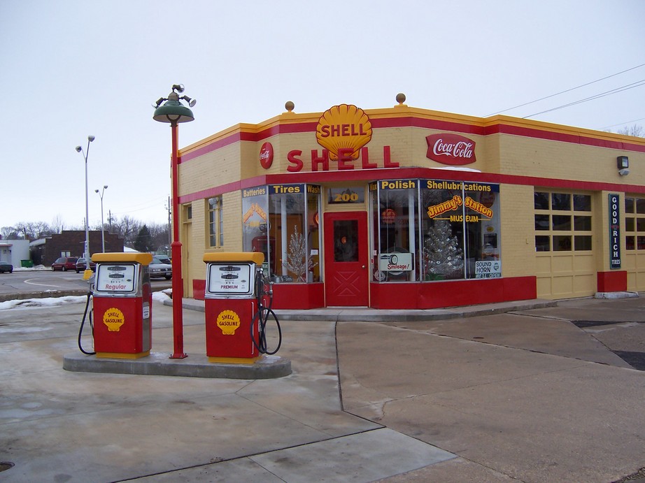 Waverly, IA: Old Shell Station