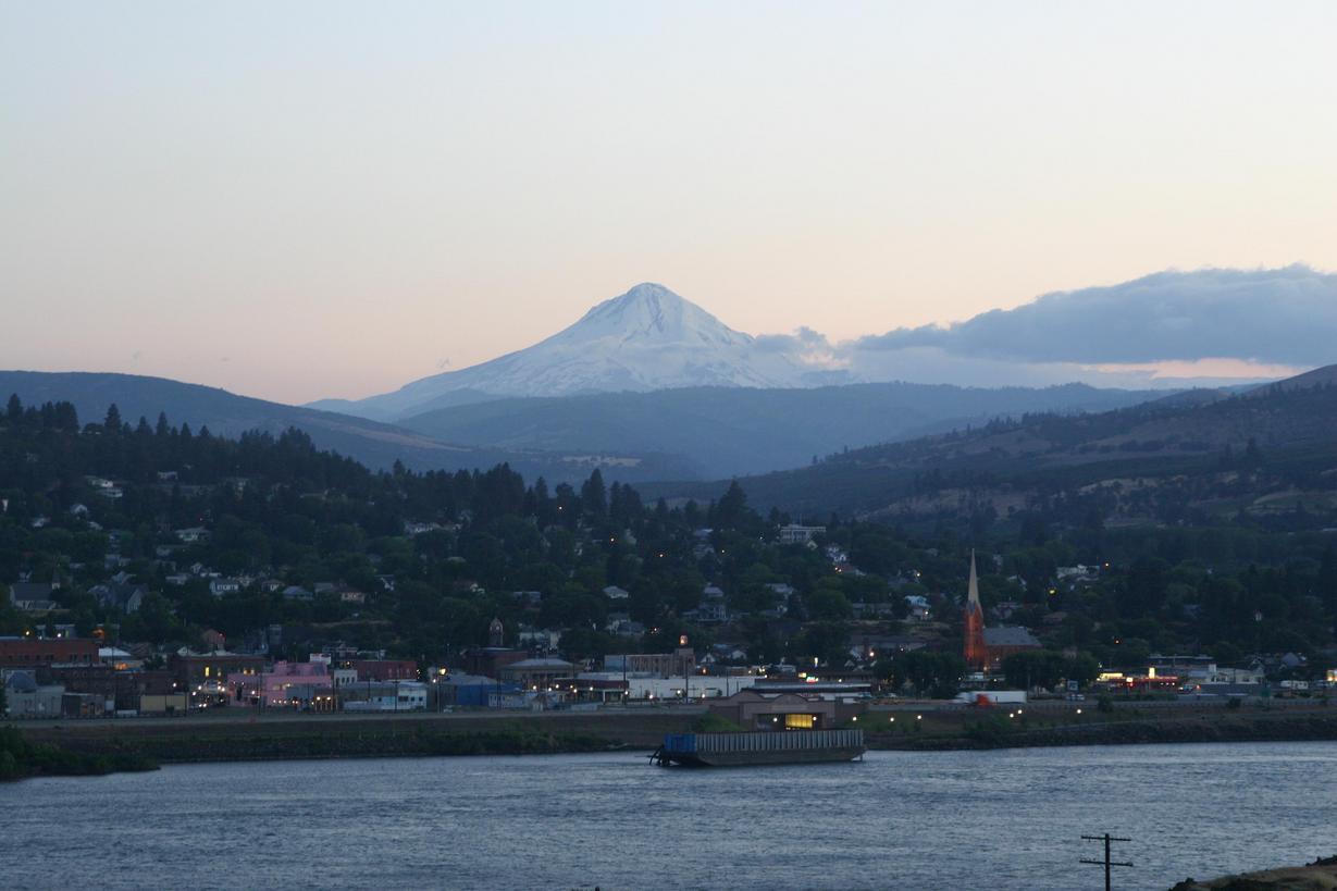 City of The Dalles, OR: Looking at the Dalles from the state of WA