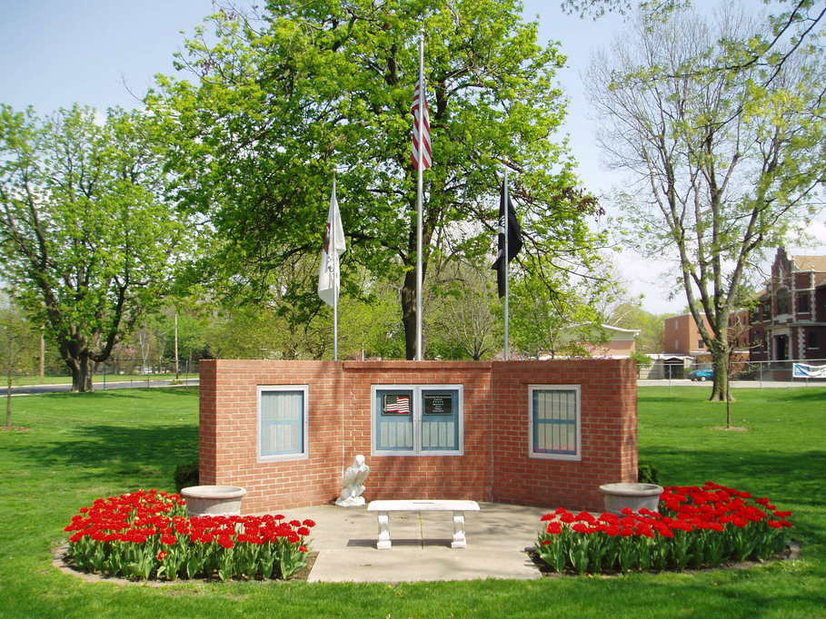 West Peoria, IL : War Memorial in West Peoria