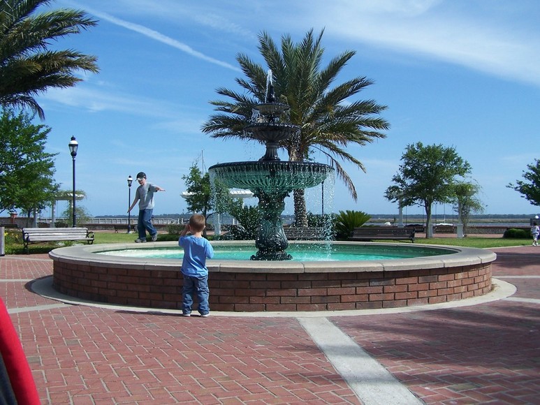 St. Marys, GA: Downtown Saint Marys Water Front Park at the Fountain