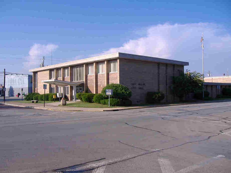 East Moline, IL: City Hall and Police station
