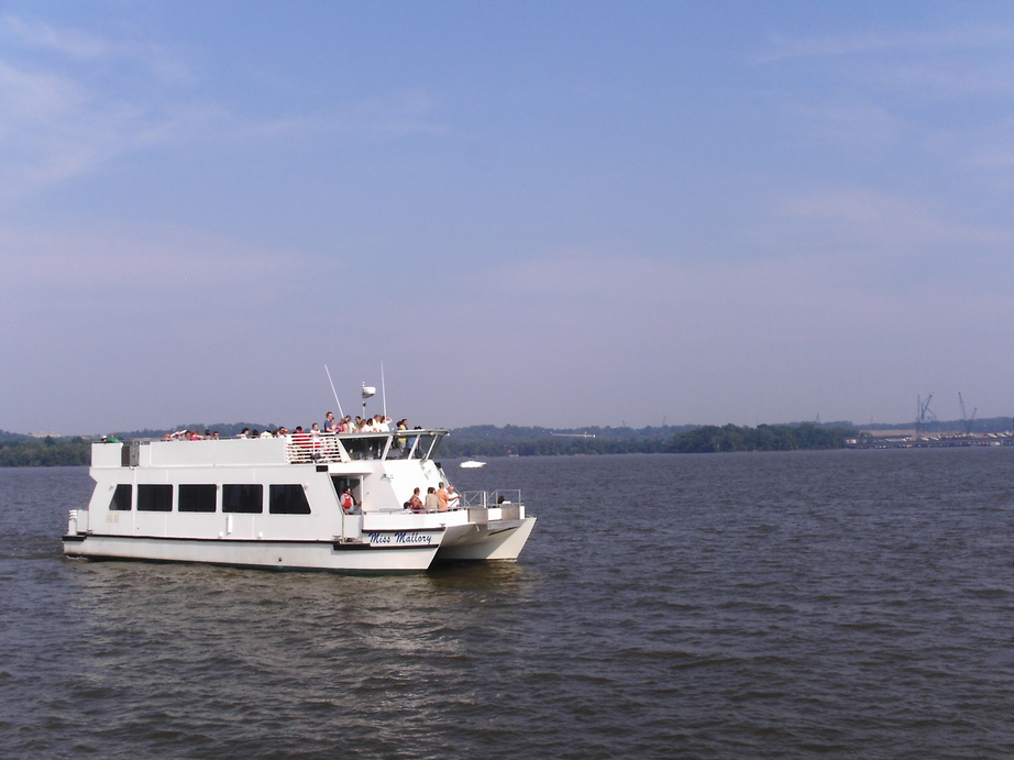 Alexandria, VA : Boat on the Potomac in Old Town Alexandria