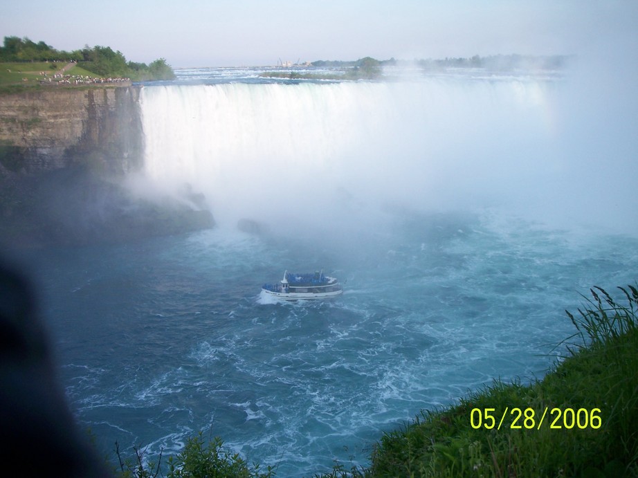Niagara Falls, NY: Maid Of The Mist From The Canadian Side... Look how small the boat is in comparison to the falls!!