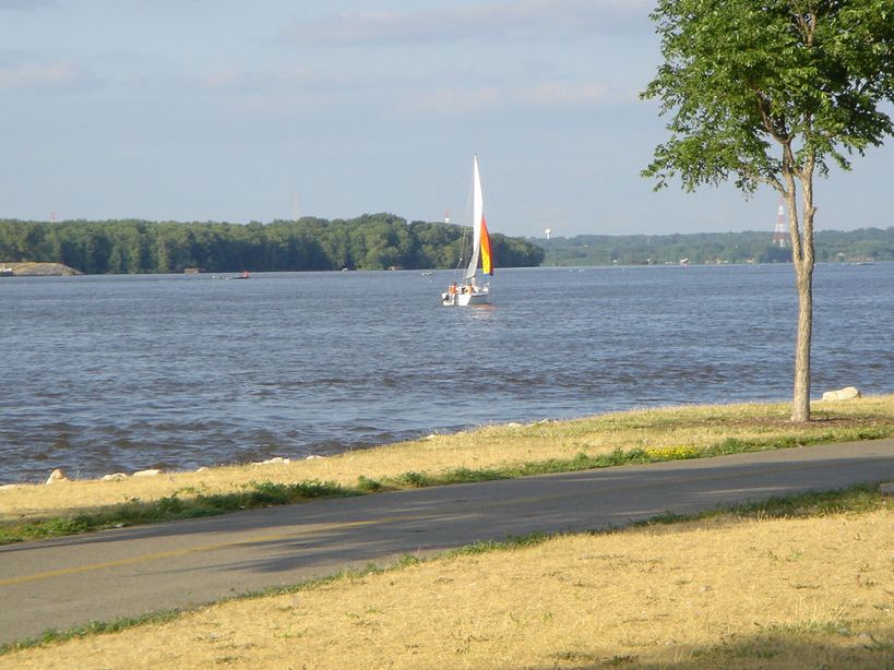 Moline, IL : River Drive Trail summer