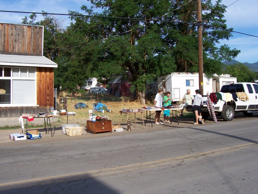 Hornbrook, CA : Parade set up
