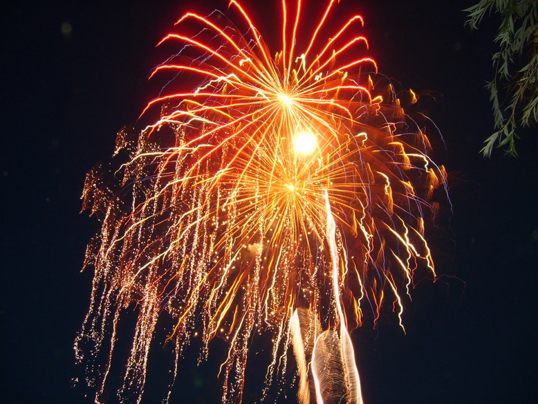 East Tawas, MI: july fourth fireworks on tawas beach 2006!