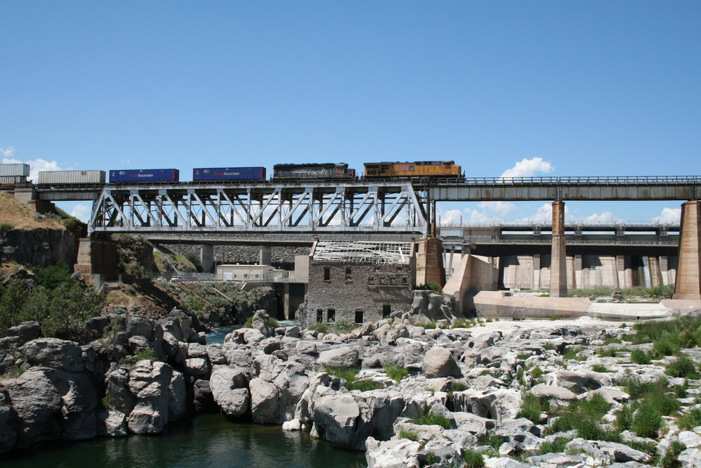 American Falls, ID: train over the power plant