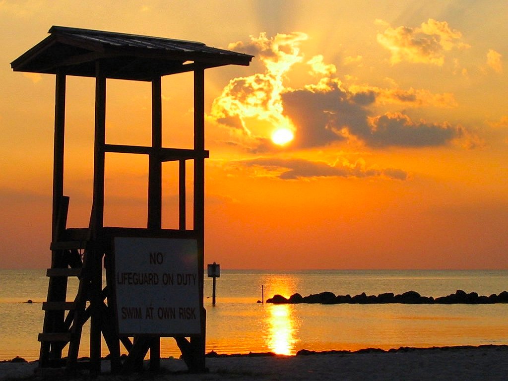 Crystal River, FL: Fort Island beach sunset behind a lifeguard stand