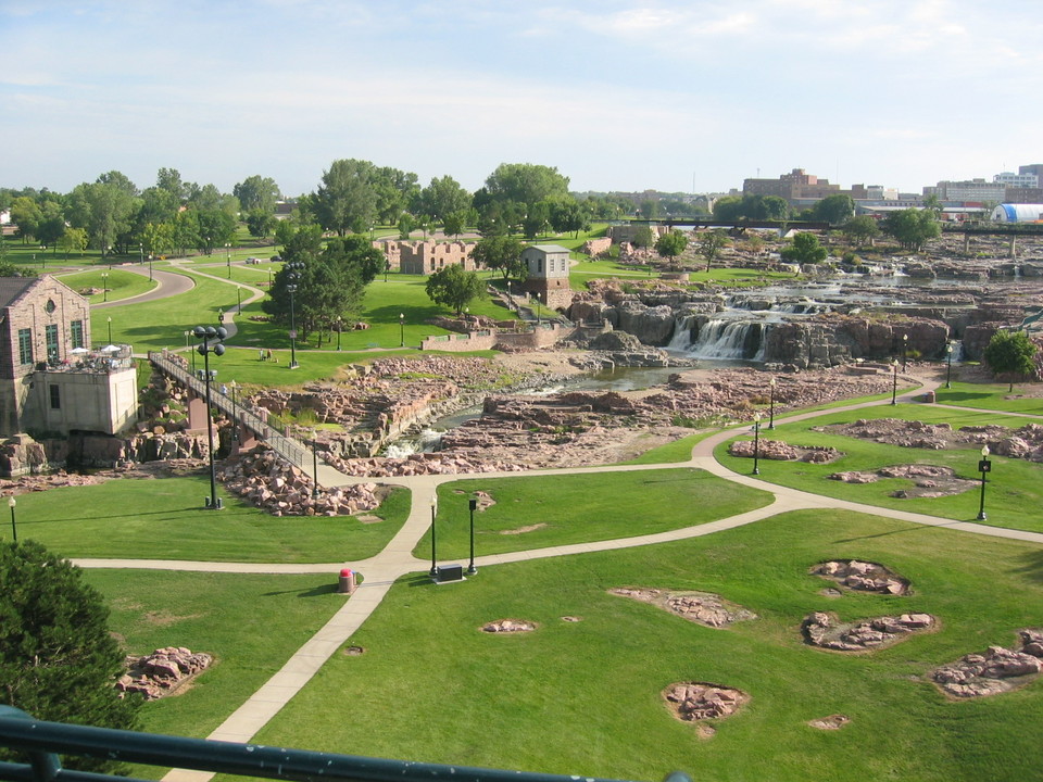 Bellevue, IA : View of the series of falls in downtown Sioux Falls Park