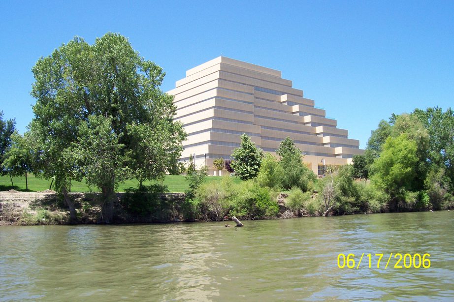 Sacramento, CA: west sacto.river walk/pyrmid building