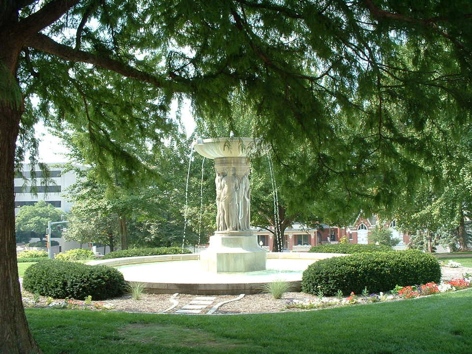 Jefferson City, MO: Fountain in front of the Capitol,Jefferon City,MO