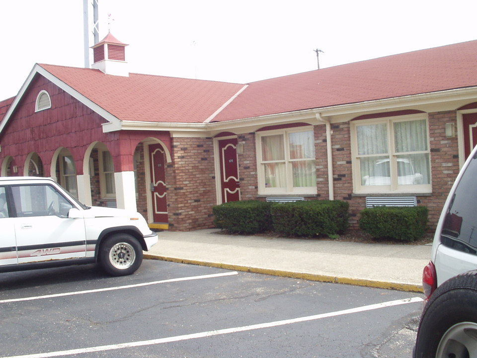 Brunswick, OH : Very nice small Howard Johnson in 2006