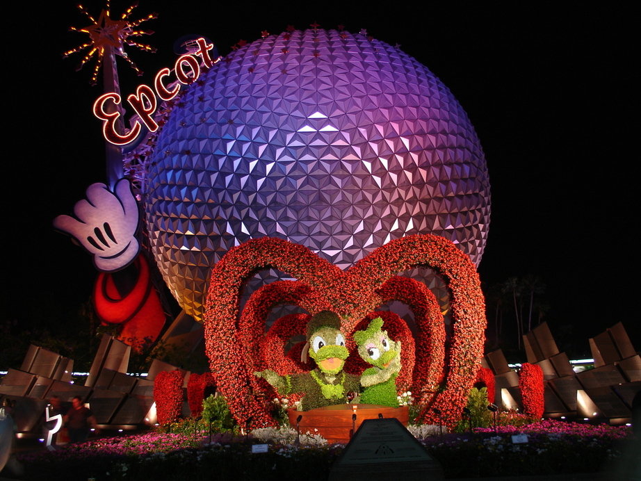 Orlando, FL : Love fills the park at Epcot!