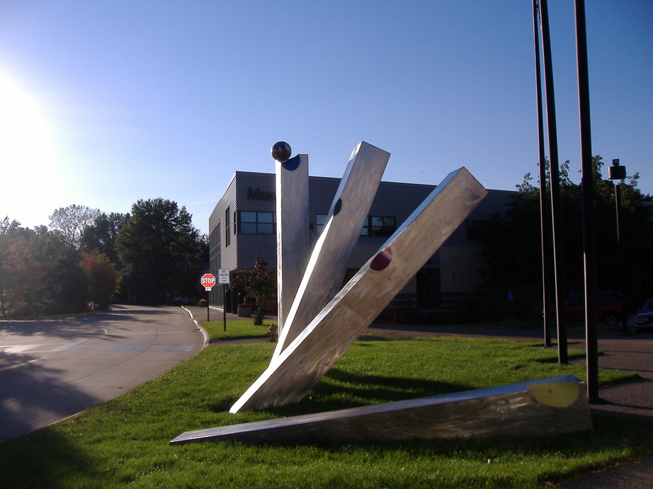 Bettendorf, IA: Modern Sculpture