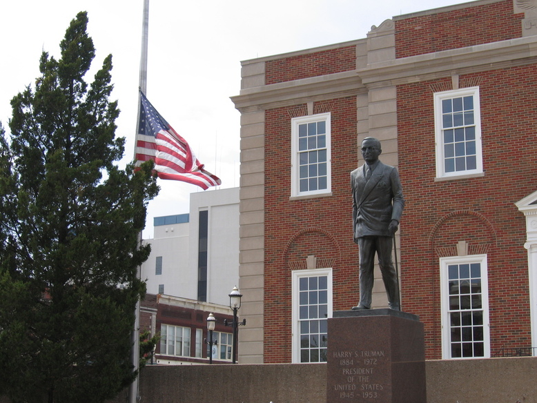 Independence, MO: Truman statue