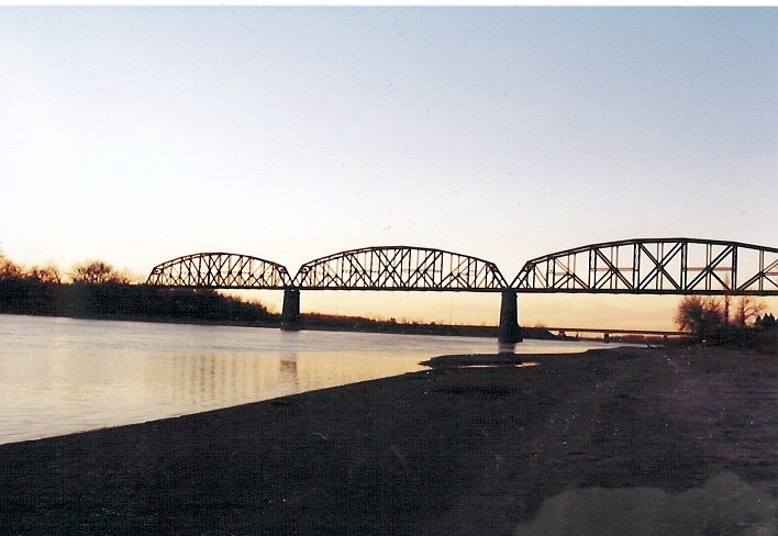 Bismarck, ND: Railroad bridge over Missouri River