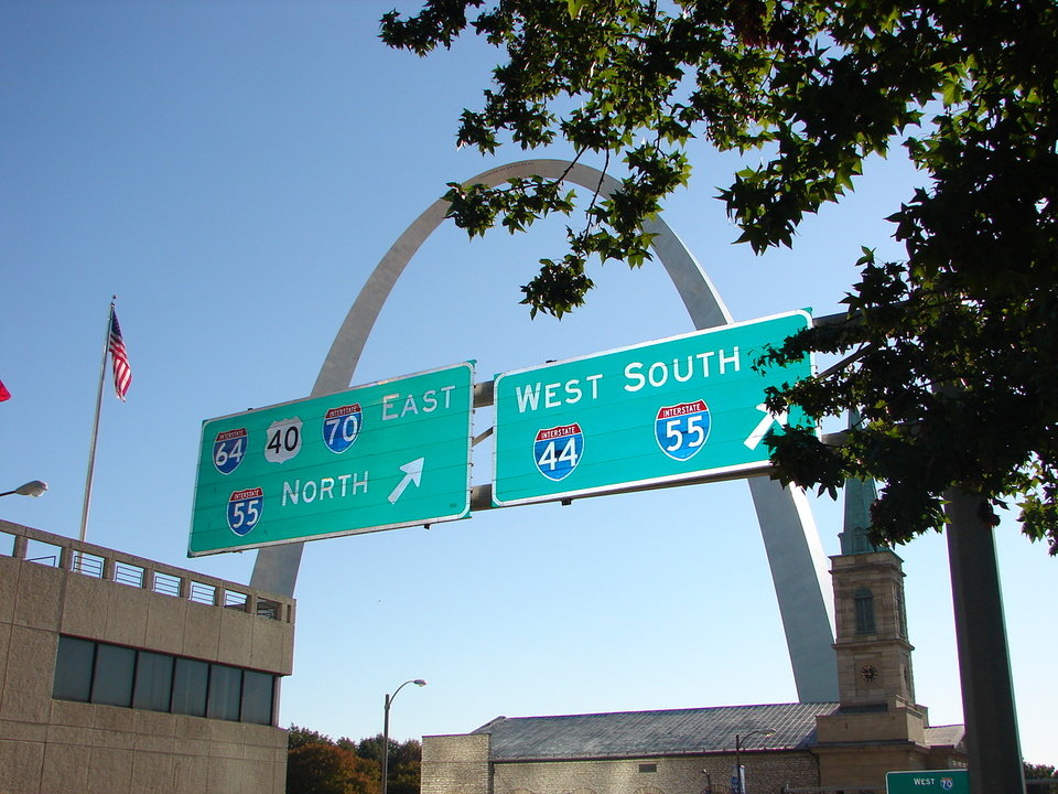 St. Louis, MO : St.Louis - Gateway Arch - freeway directions photo, picture, image (Missouri) at ...