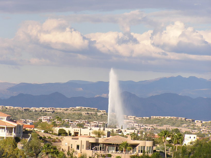 Fountain Hills, AZ: Fountain Hills is surrounded by beautiful mountains.