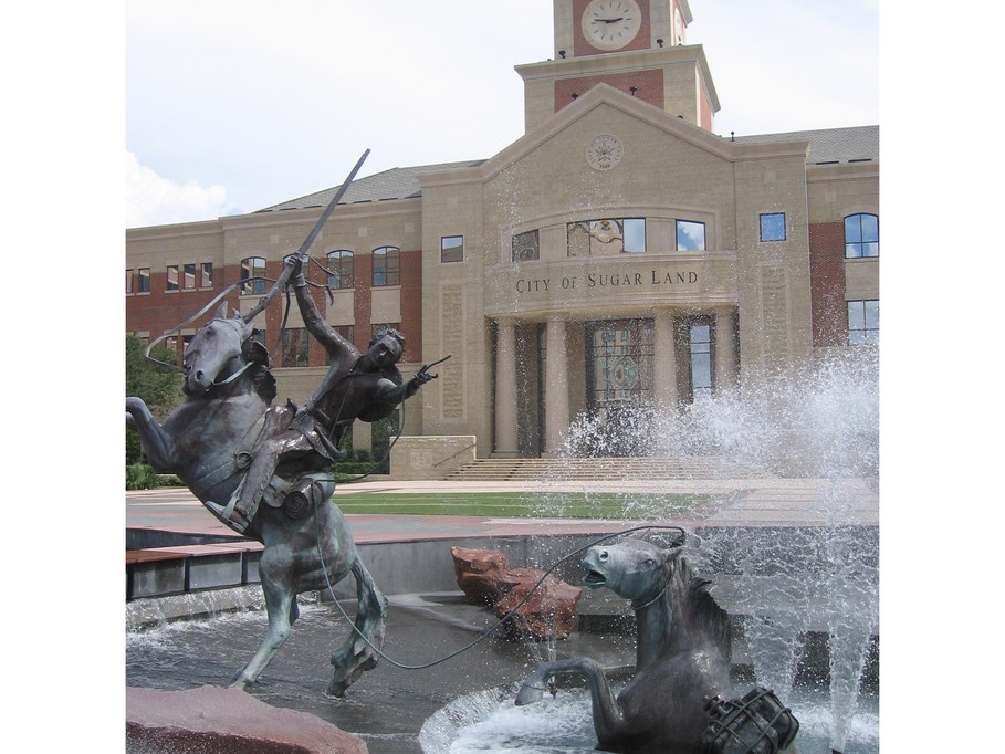 Sugar Land, TX: Sugar Land fountain, statues with city hall in background
