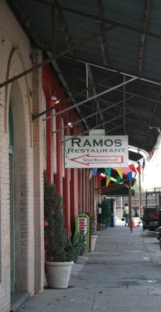 Manor, TX: Picture of Ramos Restaurant Sign where I ate lunch...yummy good!