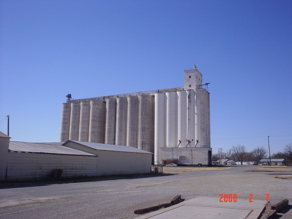 Burkburnett, TX: grain elevator