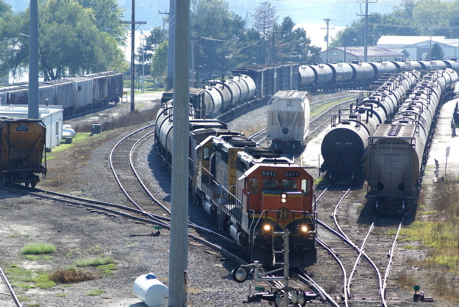 Keokuk, IA: Trains on the riverfront in keokuk