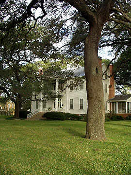 Columbus, TX : Tait Town House, Columbus, TX
