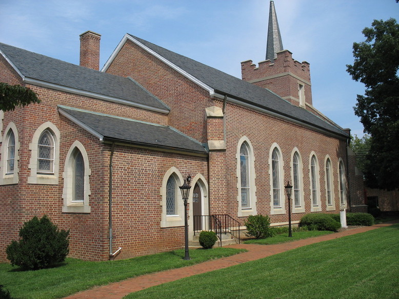 Warrenton, NC: Side view of Emmanuel Episcopal Church