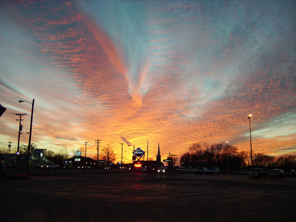 Hendersonville, TN : Setting sun as viewed on W. Main St.