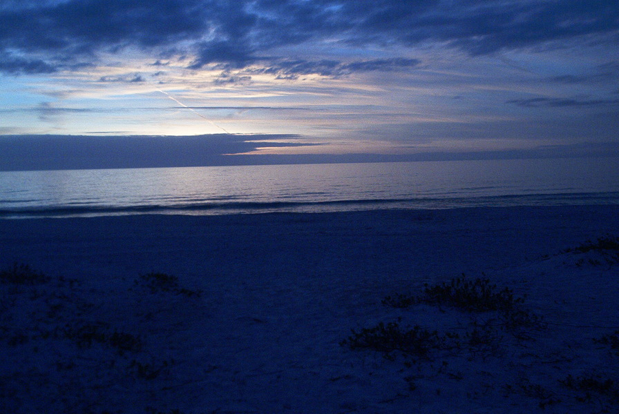 Bradenton Beach, FL: Sunset on Bradenton Beach, the sky was so blue that evening