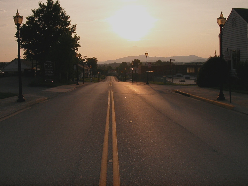 Bedford, VA: An empty street facing west in Bedford, VA