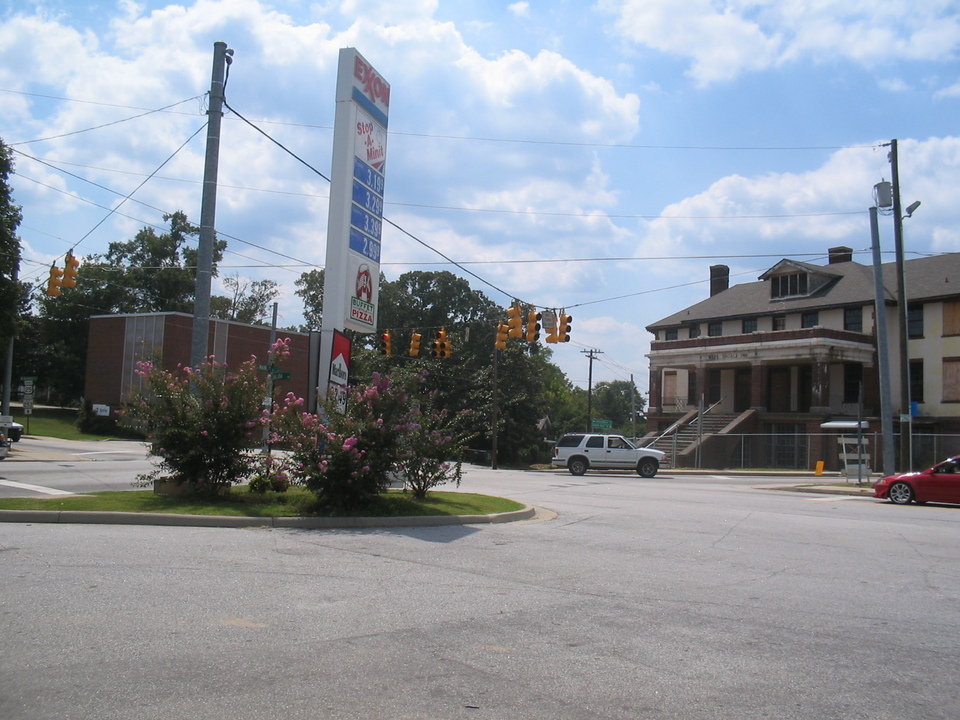 Ware Shoals, SC: Ware Shoals Inn from gas station parking lot (high fuel prices)