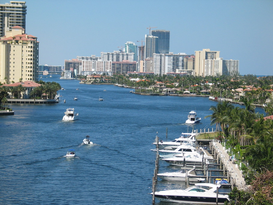 Hallandale, FL : Looking Over Hallandale